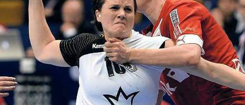 Bis hierhin und nicht weiter. Deutschlands Handballerinnen um Anna Loerper (am Ball) verabschiedeten sich im Viertelfinale. Dänemark war in der Schlussphase einfach cleverer. Foto: dpa