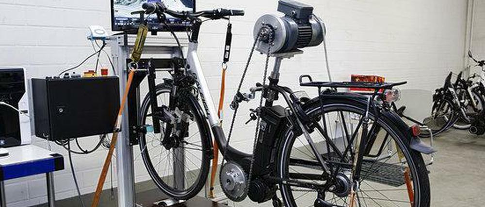 Ein Test des ADAC und der Stiftung Warentest hat in diesem Jahr schon bei industriell gefertigten Rädern schlechte Ergebnisse erbracht. Daher rät auch der ADFC vom Nachrüsten ab.