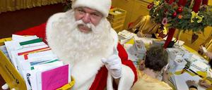 Der hat jede Menge zu tun. Die Damen und Herren von der Post sind aber auch mehr als ausgelastet in diesen Tagen.