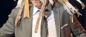 Stadtindianer. Rainald Grebe in seinem Businesslook. 