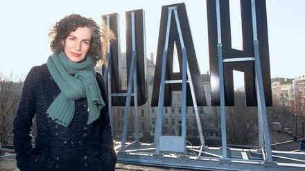 Eine Frau mit Überblick. Annemie Vanackere – hier auf dem Dach des HAU 2 am Halleschen Ufer – leitet das Berliner Theatercombinat seit gut einem Jahr. Zuvor war die gebürtige Belgierin Theater- und Festivalleiterin in Rotterdam. Foto: Georg Moritz