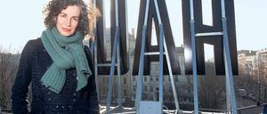 Eine Frau mit Überblick. Annemie Vanackere – hier auf dem Dach des HAU 2 am Halleschen Ufer – leitet das Berliner Theatercombinat seit gut einem Jahr. Zuvor war die gebürtige Belgierin Theater- und Festivalleiterin in Rotterdam. Foto: Georg Moritz