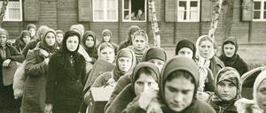 Man nannte sie Ostarbeiterinnen. NS-Propagandabild von 1942, fotografiert von Gerhard Gronefeld im Durchgangslager Berlin-Wilhelmshagen.