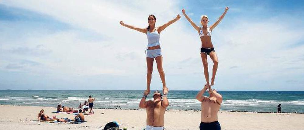 Feinkörniger Übungsplatz. Noch kann das Cheerleader-Training an der Sandmeile von Palm Beach stattfinden. 
