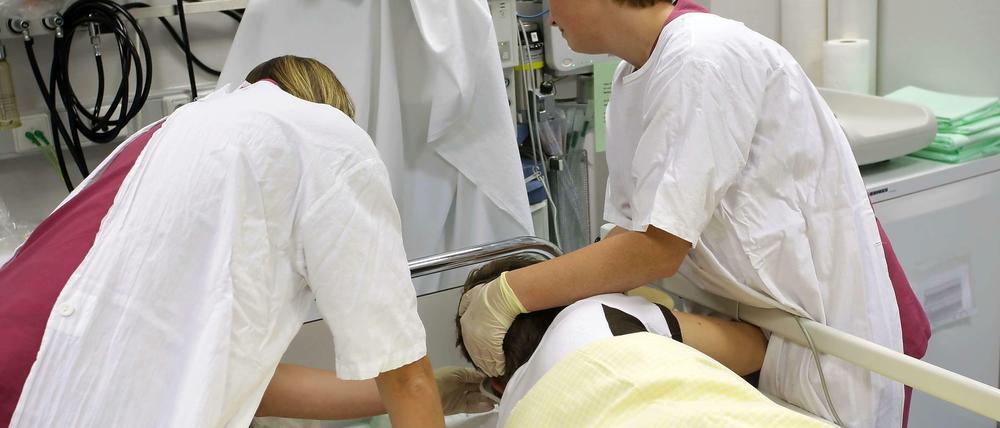 Zwei Krankenschwestern kümmern sich in der Notaufnahme um einen stark betrunkenen Jugendlichen.