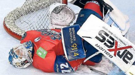 Auf Eis gelegt. Stammtorwart Rob Zepp blieb am Freitag nach einem Zusammenprall regungslos liegen. Nun könnte er mit einer Rippenprellung wochenlang ausfallen. Die Berliner setzen auf einen 33-Jährigen und einen 17-Jährigen als Ersatz.