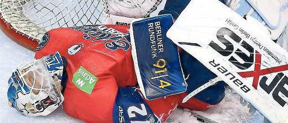 Auf Eis gelegt. Stammtorwart Rob Zepp blieb am Freitag nach einem Zusammenprall regungslos liegen. Nun könnte er mit einer Rippenprellung wochenlang ausfallen. Die Berliner setzen auf einen 33-Jährigen und einen 17-Jährigen als Ersatz.
