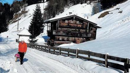 Auf weißen Pfaden. Zu Fuß macht der Winter im Alpbachtal auch Spaß.