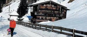 Auf weißen Pfaden. Zu Fuß macht der Winter im Alpbachtal auch Spaß.