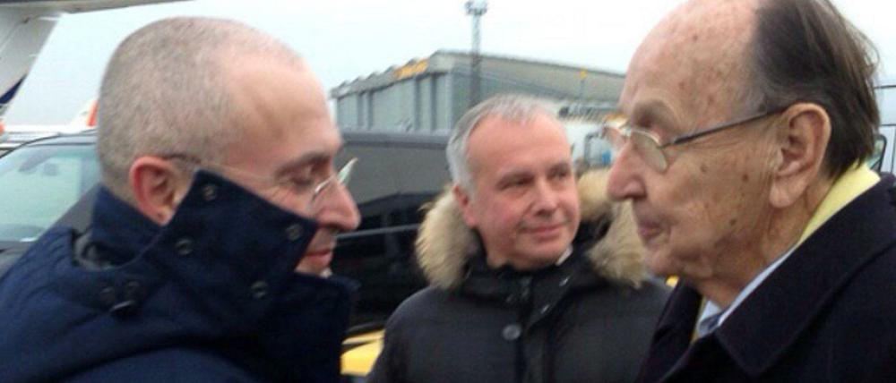 Der frühere Bundesaußenminister Hans-Dietrich Genscher begrüßt den Kremlgegner Michail Chodorkowski nach seiner Ankunft.