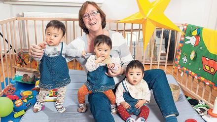 Zum Krabbeln gern. Die ehrenamtliche Patin Renate Knoppik besucht regelmäßig die Familie von Koto, Tsumugu und Linn und spielt mit den Drillingen. Vor allem für deren Mutter ist das eine große Entlastung, da sie sich in der Zeit mal um andere Dinge kümmern kann. Die drei Kinder sind inzwischen 16 Monate alt. Foto: Georg Moritz