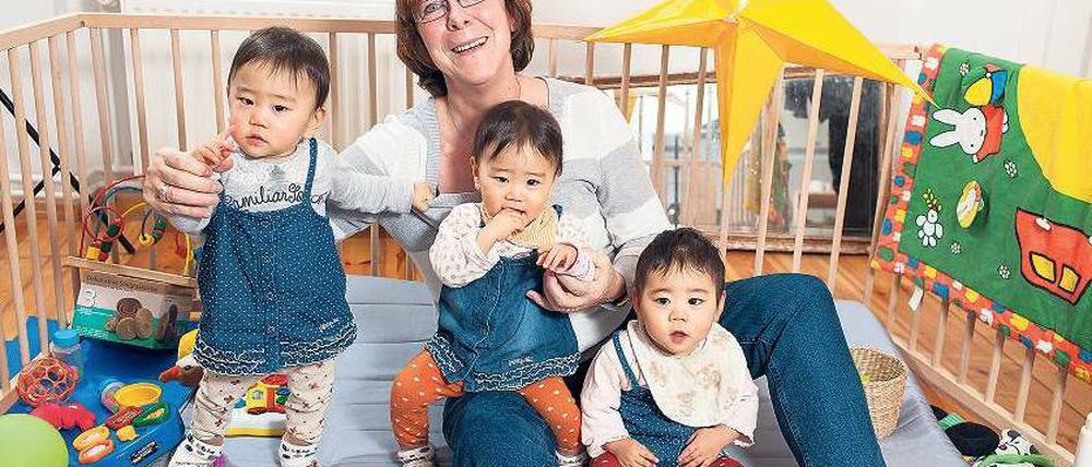 Zum Krabbeln gern. Die ehrenamtliche Patin Renate Knoppik besucht regelmäßig die Familie von Koto, Tsumugu und Linn und spielt mit den Drillingen. Vor allem für deren Mutter ist das eine große Entlastung, da sie sich in der Zeit mal um andere Dinge kümmern kann. Die drei Kinder sind inzwischen 16 Monate alt. Foto: Georg Moritz