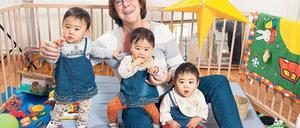 Zum Krabbeln gern. Die ehrenamtliche Patin Renate Knoppik besucht regelmäßig die Familie von Koto, Tsumugu und Linn und spielt mit den Drillingen. Vor allem für deren Mutter ist das eine große Entlastung, da sie sich in der Zeit mal um andere Dinge kümmern kann. Die drei Kinder sind inzwischen 16 Monate alt. Foto: Georg Moritz