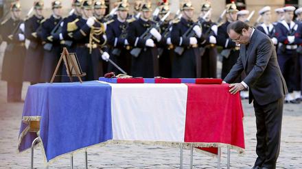 Trauer in Paris. Staatschef Hollande ehrt einen in der Zentralafrikanischen Republik gefallenen französischen Soldaten.