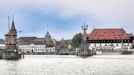 Wer vom Wasser kommt, hat den besten Blick auf die Konstanzer Altstadt. Die umstrittene „Imperia“ steht gleich am Hafen, das Konzilsgebäude ist rechts zu sehen.