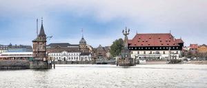 Wer vom Wasser kommt, hat den besten Blick auf die Konstanzer Altstadt. Die umstrittene „Imperia“ steht gleich am Hafen, das Konzilsgebäude ist rechts zu sehen.