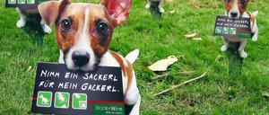 Schilder der "Anti-Hundekot-Kampagne" sollen Hundebesitzer in Wien zur Entsorgung des Kots ihrer Vierbeiner aufrufen.