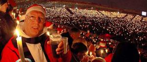 Mit Kerzenlicht und Glühweinduft. Ein paar Union-eigene Fanlieder werden gewiss auch diesmal den Weg ins Repertoire des Weihnachtssingens in der Alten Försterei finden. Die Aufnahme entstand im Vorjahr, diesmal soll es noch voller werden. 