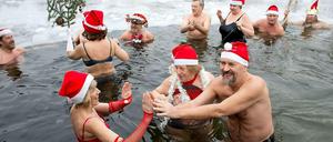 Abkühlung gefällig? Was früher bei den "Seehunden" eine Mutprobe war, ist diesmal eher ein Vergnügen. Heiligabend wird's 2013 warm- 