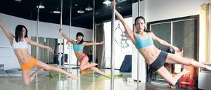 Ästhetik und Athletik. In Deutschland steht Polesport erst am Anfang, in den USA und Australien ist der Sport schon deutlich populärer. Unser Foto zeigt Mitglieder des chinesischen Nationalteams beim Training.