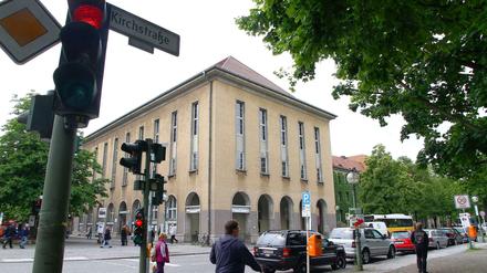 Das Rathaus und die Kirchstraße. Nur wenn die Straße gesperrt werden könnte, wäre auch eine Verbindung zum alten Dorfanger (rechts) möglich.