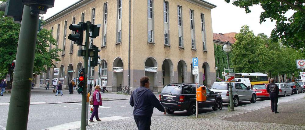 Das Rathaus und die Kirchstraße. Nur wenn die Straße gesperrt werden könnte, wäre auch eine Verbindung zum alten Dorfanger (rechts) möglich.