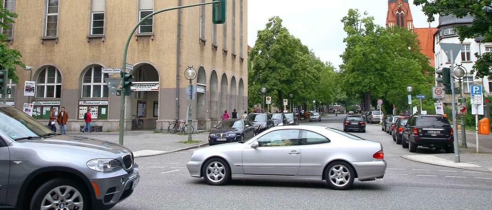 Abbiegen vom Teltower Damm in die Kirchstraße ist vielleicht bald nicht mehr möglich. Kann der Autoverkehr im ohnehin überfüllten Zehlendorf Mitte auch ohne diese Strecke auskommen?