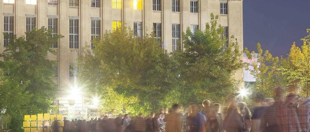 Sehnsuchtsort des Easyjet-Sets. Der Berliner Überclub Berghain samt der legendären Warteschlange. Foto: Imago
