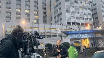 Warten auf Nachrichten. Kamerateams harren vor dem Universitätsklinikum in Grenoble aus. 