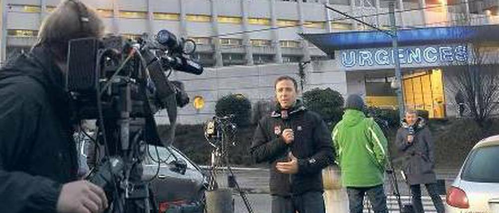 Warten auf Nachrichten. Kamerateams harren vor dem Universitätsklinikum in Grenoble aus. 