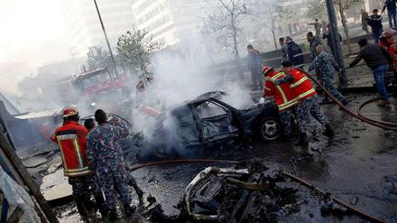 Durch eine Autobombe sind in Beirut mindestens fünf Menschen ums Leben gekommen.