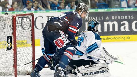Mühsam gewinnt der Meister. Mark Bell (links) und die Eisbären konnten zwar vier der vergangenen fünf Spiele für sich entscheiden, davon aber nur eines nach regulärer Spielzeit. Drei Punkte wurden so verschenkt – und es wurde zusätzliche Kraft gelassen. Foto: Imago