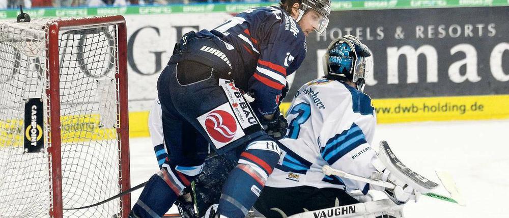 Mühsam gewinnt der Meister. Mark Bell (links) und die Eisbären konnten zwar vier der vergangenen fünf Spiele für sich entscheiden, davon aber nur eines nach regulärer Spielzeit. Drei Punkte wurden so verschenkt – und es wurde zusätzliche Kraft gelassen. Foto: Imago