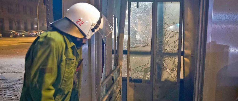 In der Bülowstraße in Berlin-Schöneberg wurde in der Silvesternacht ein U-Bahnaufzug der BVG mit Böllern gesprengt.