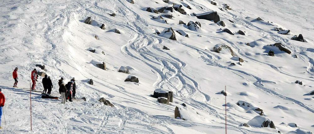 Das Bild zeigt den Unglücksort in Meribel, zwischen diesen Steinen ist Michael Schumacher gefahren, als er stürzte.