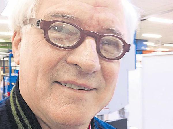 Ein weißhaariger Mann mit kräftiger Brille