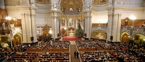 Gefüllte Kirchenbänke. An Heiligabend sind die Gottesdienste nicht nur im Berliner Dom stets gut besucht. 