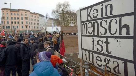 Am Oranienplatz demonstrieren Flüchtlinge und Berliner gegen die Auflösung des Camps.
