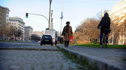 Ist hier jemand? Doch da, ein Mensch! Sonst ist es leer – es gibt sogar Parkplätze an der Frankfurter Allee.