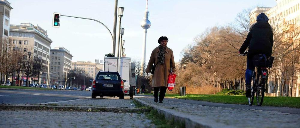 Ist hier jemand? Doch da, ein Mensch! Sonst ist es leer – es gibt sogar Parkplätze an der Frankfurter Allee.