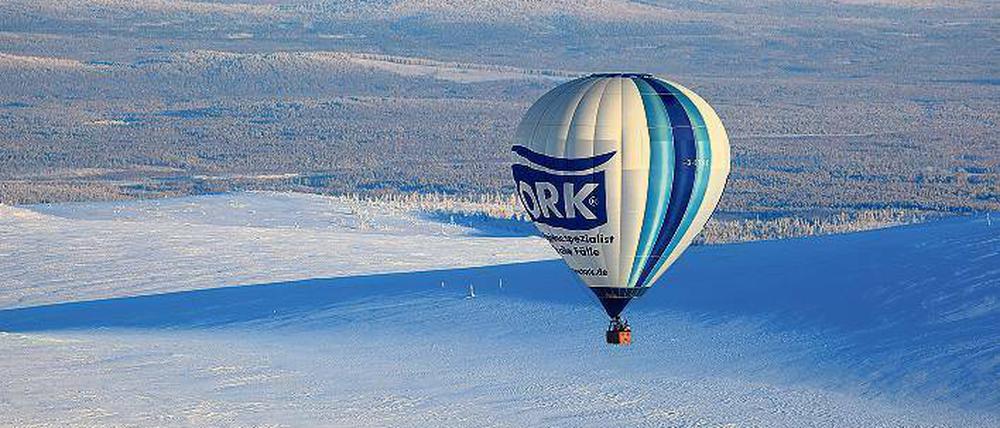 Die in die Kälte fahren. Doch entsprechend angezogen können die Passagiere die Aussicht vom Ballonkorb aus auf Schwedisch-Lappland durchaus genießen.