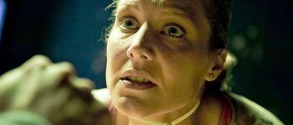Tatort-Mitarbeiterin Franziska (Tessa Mittelstaedt) wird im Kölner „Tatort“ zur Geisel - Die "intensive" Darstellung brachte dem Krimi einen Platz im Spätprogramm.