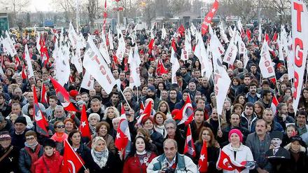 Seit bekannt werden der Korruptionsaffäre gehen in der Türkei Tausende Menschen gegen die Regierung auf die Straße.