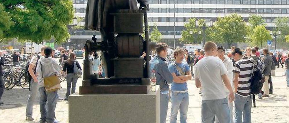 Studenten vor der TU Berlin