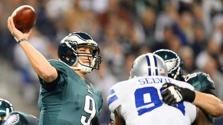 Starker Arm, große Hände. Philadelphias Quarterback Nick Foles, hier gegen die Dallas Cowboys, ist der große Gewinner der regulären Saison. Kein Spielmacher erzielte ein besseres Passer-Rating, dazu stellte der 24-Jährige den Rekord für Touchdowns in einem Spiel ein. 