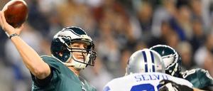 Starker Arm, große Hände. Philadelphias Quarterback Nick Foles, hier gegen die Dallas Cowboys, ist der große Gewinner der regulären Saison. Kein Spielmacher erzielte ein besseres Passer-Rating, dazu stellte der 24-Jährige den Rekord für Touchdowns in einem Spiel ein.