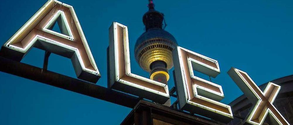 Der Alexanderplatz ist das erweiterte Wohnzimmer für etliche Kinder und Jugendlichen, die in Berlin auf der Straße leben sollen.