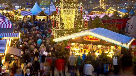 Am Breitscheidplatz kann man Weihnachten und Silvester zugleich erleben. Vier mal wird dort am 31. ein Feuerwerk gezündet.