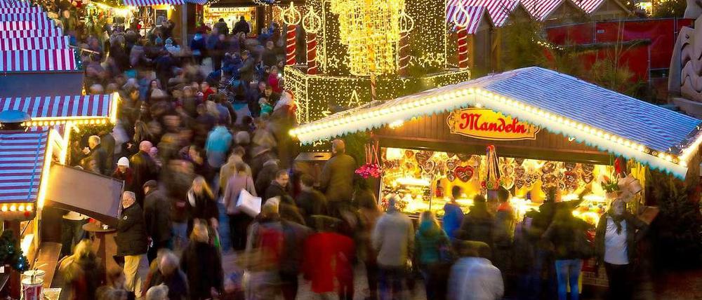 Am Breitscheidplatz kann man Weihnachten und Silvester zugleich erleben. Vier mal wird dort am 31. ein Feuerwerk gezündet.