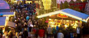 Am Breitscheidplatz kann man Weihnachten und Silvester zugleich erleben. Vier mal wird dort am 31. ein Feuerwerk gezündet.